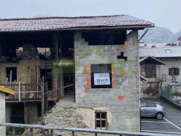 casale in vendita a Varallo in zona Parone