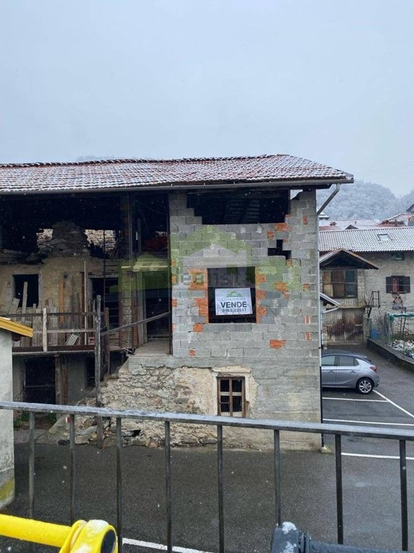 casa indipendente in vendita a Varallo in zona Parone