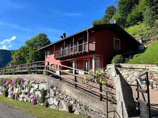 casa indipendente in vendita a Varallo in zona Parone