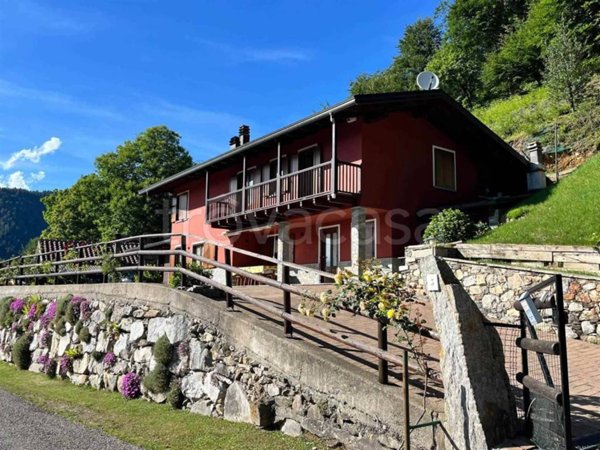 casa indipendente in vendita a Varallo in zona Camasco