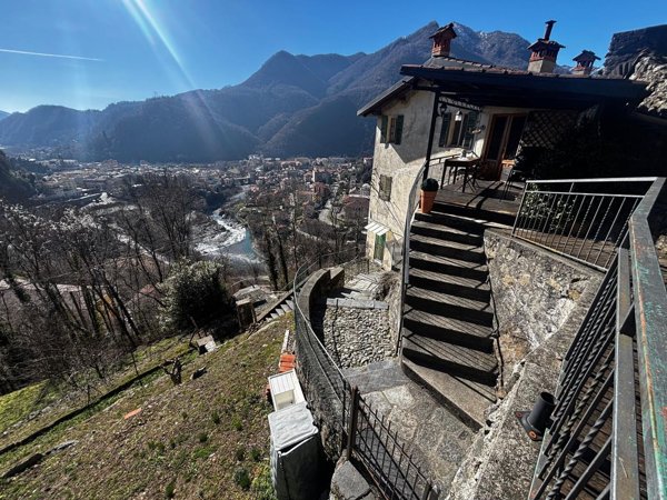 casa indipendente in vendita a Varallo in zona Crevola