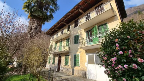 casa indipendente in vendita a Varallo in zona Arboerio