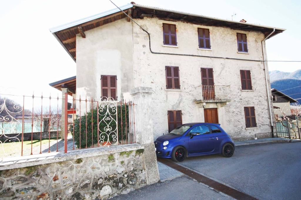 casa indipendente in vendita a Varallo in zona Roccapietra