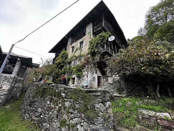 casa indipendente in vendita a Varallo in zona Camasco