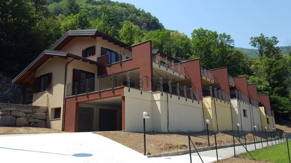 casa indipendente in vendita a Varallo in zona Dovesio