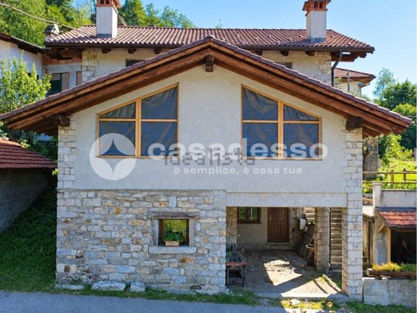 casa indipendente in vendita a Varallo in zona Parone