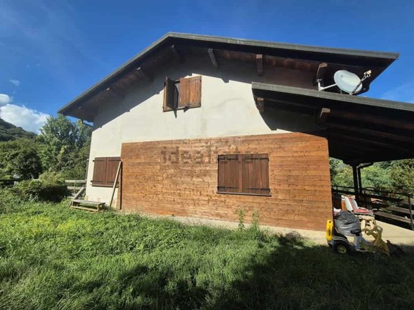 casa indipendente in vendita a Varallo in zona Parone