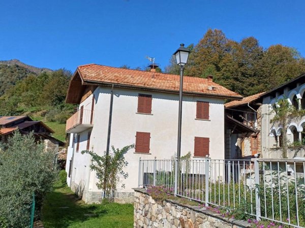 casa indipendente in vendita a Varallo in zona Parone