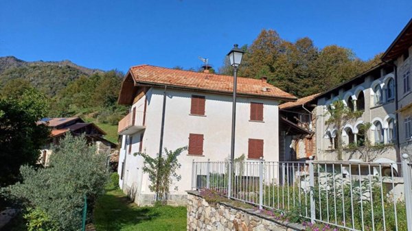 casa indipendente in vendita a Varallo in zona Parone
