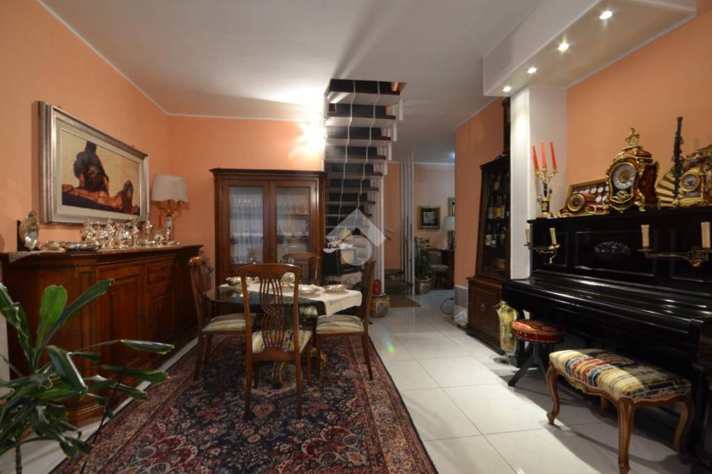 casa indipendente in vendita a Vercelli in zona Porta Torino