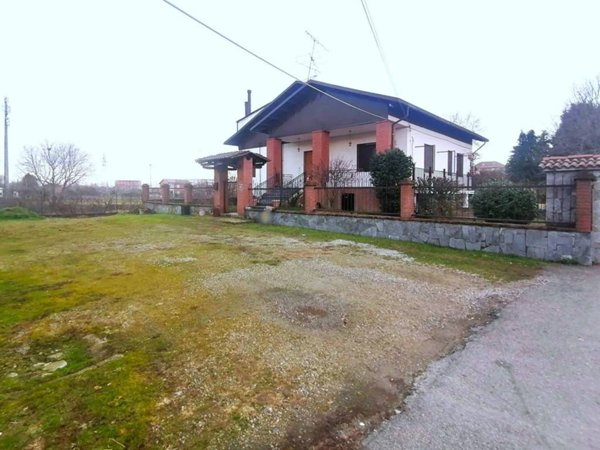 casa indipendente in vendita a Vercelli in zona Zona Belvedere