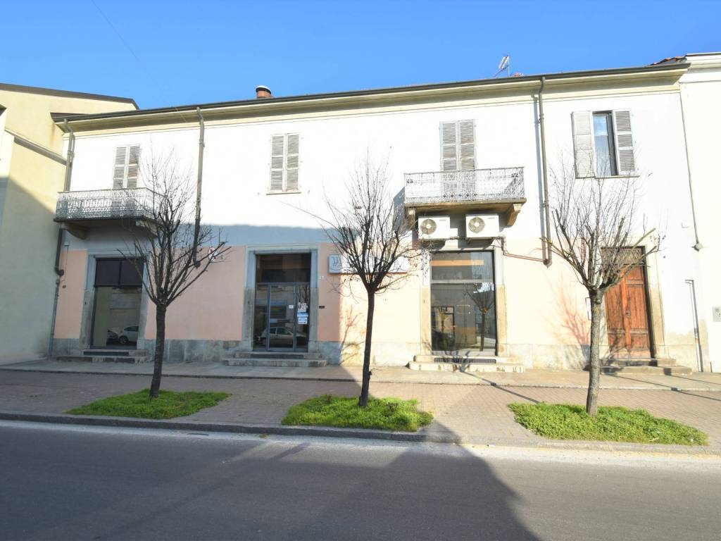 negozio in vendita a Vercelli in zona Zona Belvedere