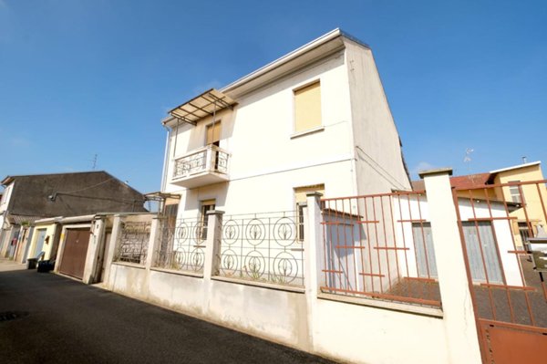 casa indipendente in vendita a Vercelli in zona Cappuccini