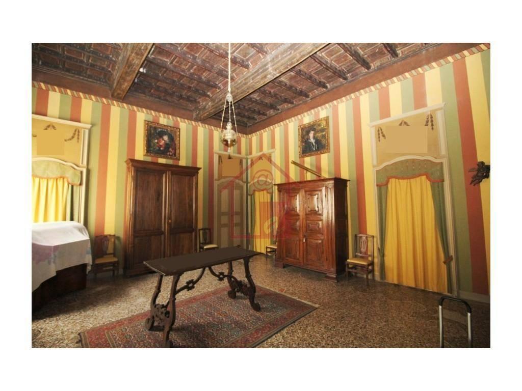 casa indipendente in vendita a Vercelli in zona Centro Città
