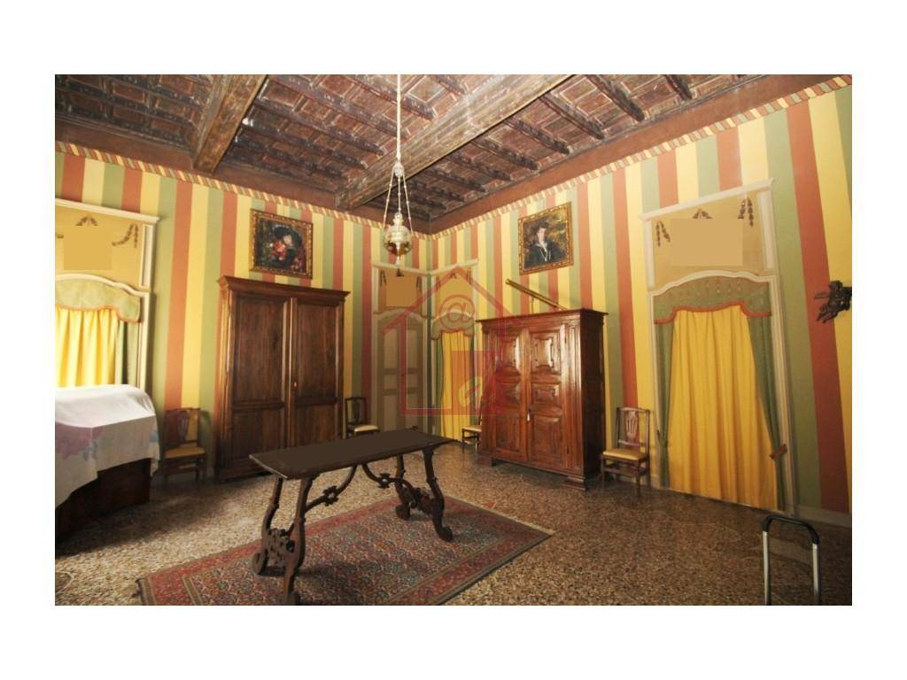 casa indipendente in vendita a Vercelli in zona Centro Città