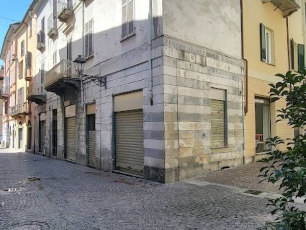 negozio in vendita a Vercelli in zona Centro Città