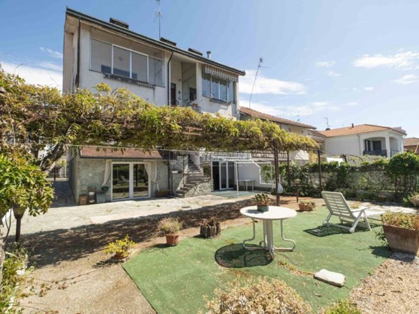 casa indipendente in vendita a Vercelli in zona Zona Belvedere
