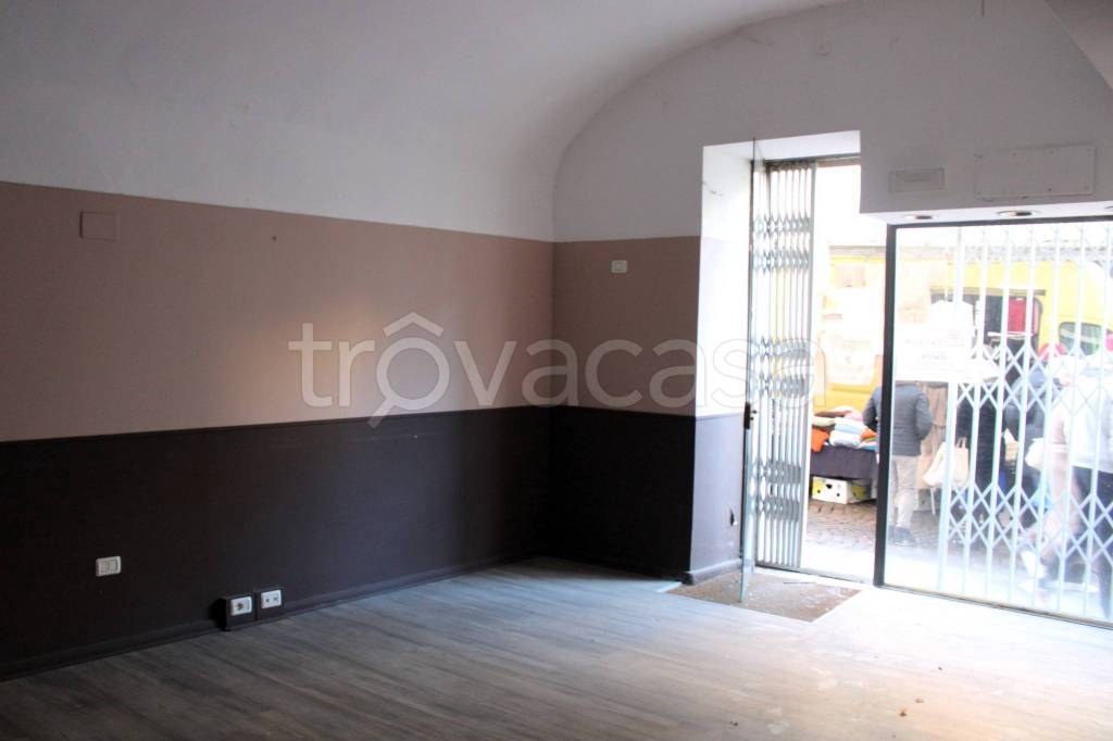 negozio in vendita a Vercelli in zona Centro Città