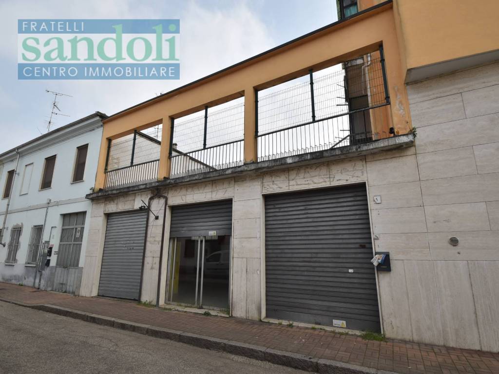 negozio in vendita a Vercelli in zona Porta Torino