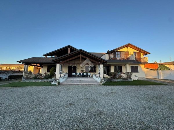 casa indipendente in vendita a Vercelli in zona Centro Città