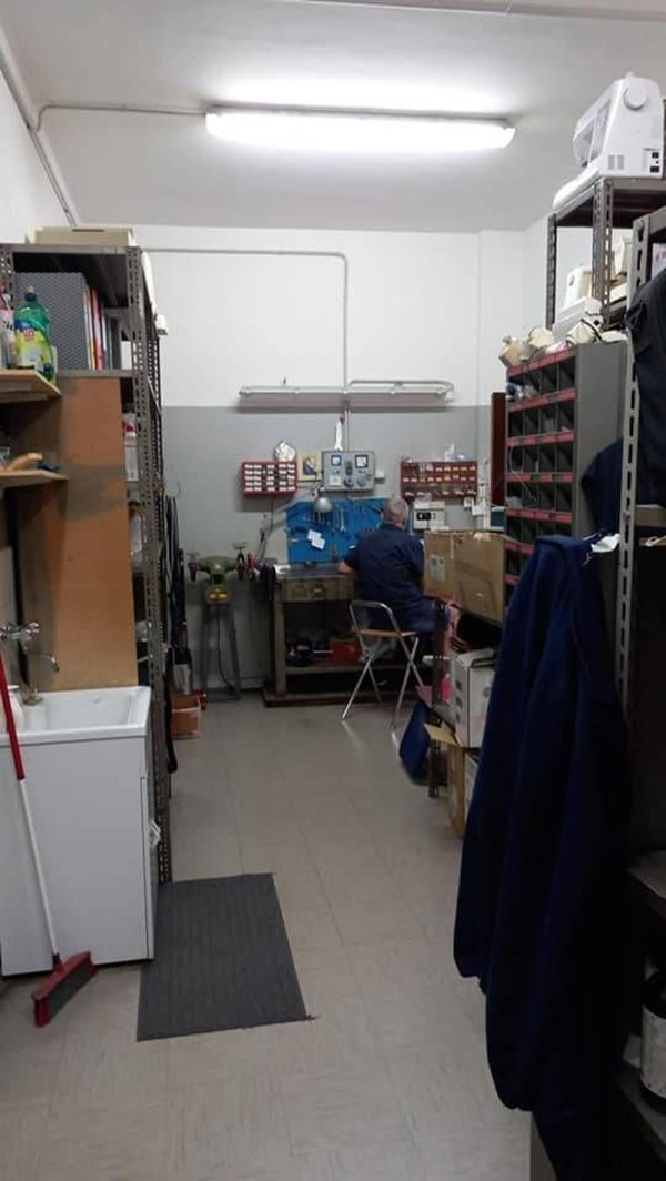 locale commerciale in vendita a Vercelli