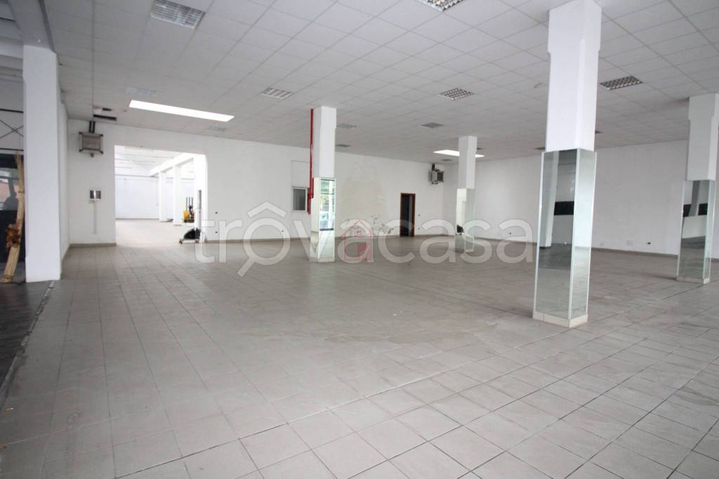 locale commerciale in vendita a Vercelli