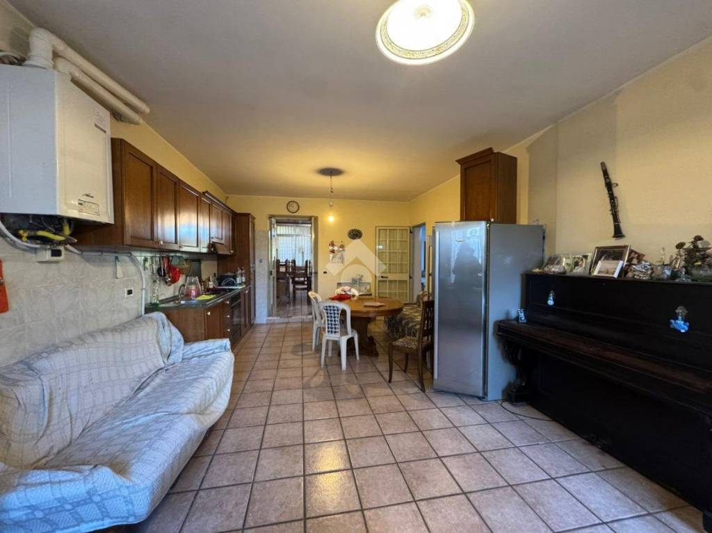 casa indipendente in vendita a Vercelli in zona Cappuccini