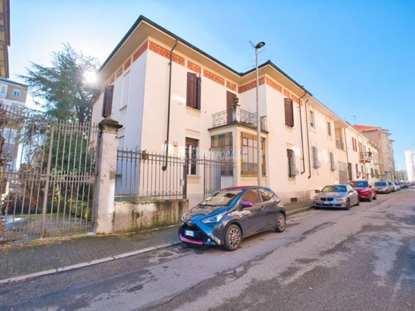 casa indipendente in vendita a Vercelli