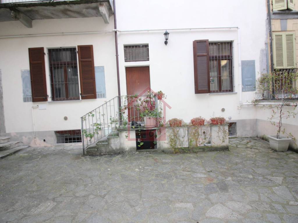 locale commerciale in vendita a Vercelli in zona Centro Città