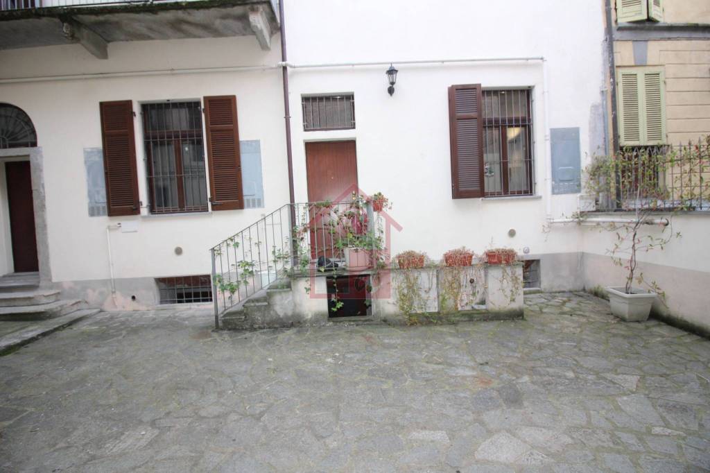 locale commerciale in vendita a Vercelli in zona Centro Città