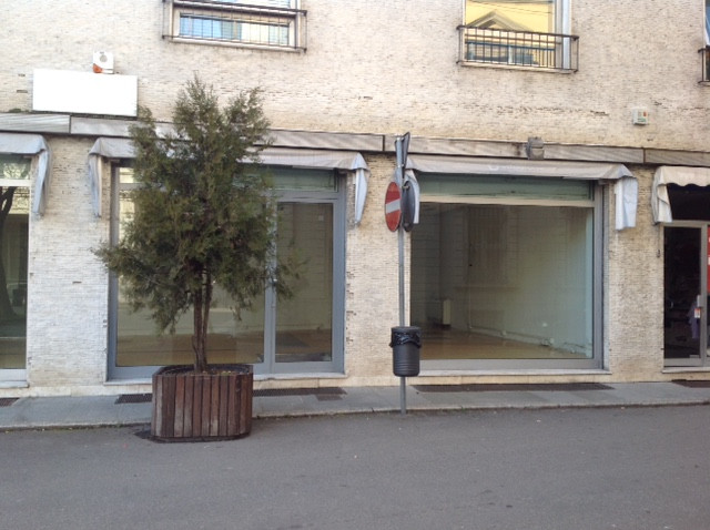 locale commerciale in vendita a Vercelli in zona Centro Città