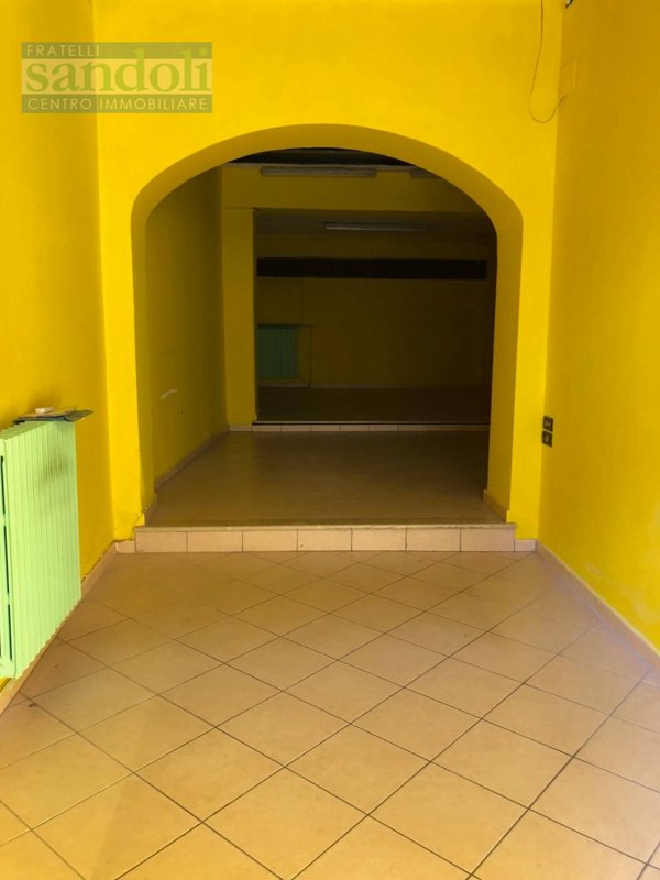 locale commerciale in vendita a Vercelli in zona Centro Città