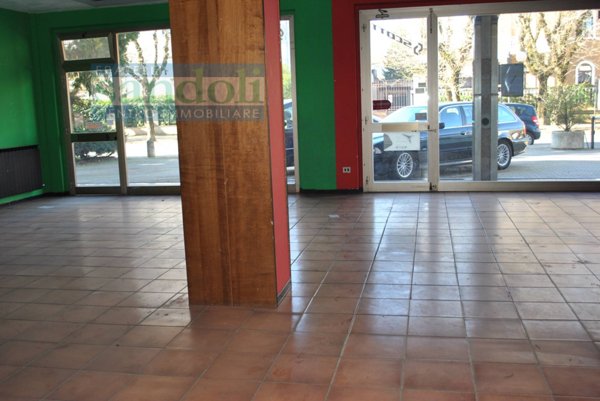locale commerciale in vendita a Vercelli