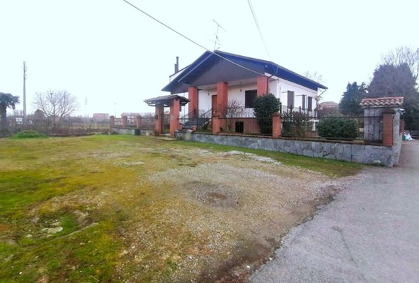 casa indipendente in vendita a Vercelli