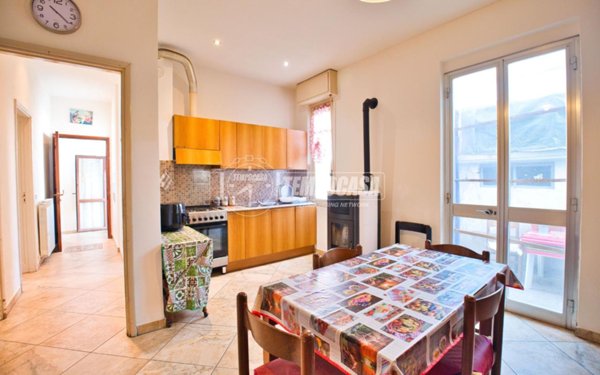 casa indipendente in vendita a Vercelli in zona Cappuccini