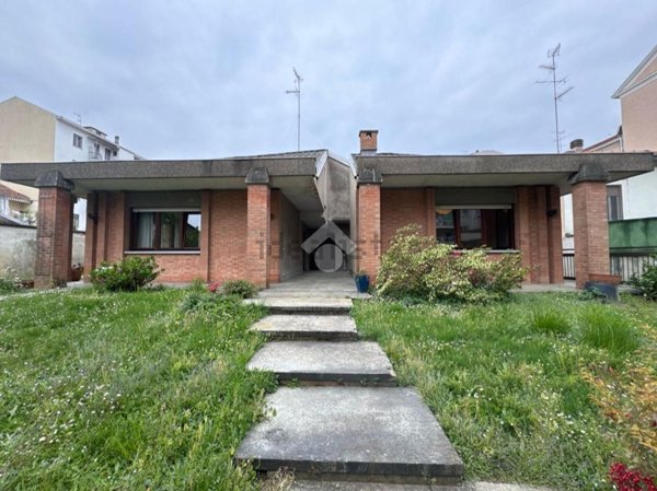 casa indipendente in vendita a Vercelli in zona Centro Città