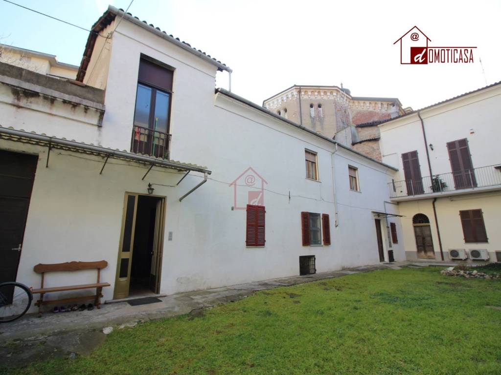casa indipendente in vendita a Vercelli in zona Centro Città