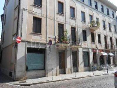 negozio in vendita a Vercelli in zona Centro Città