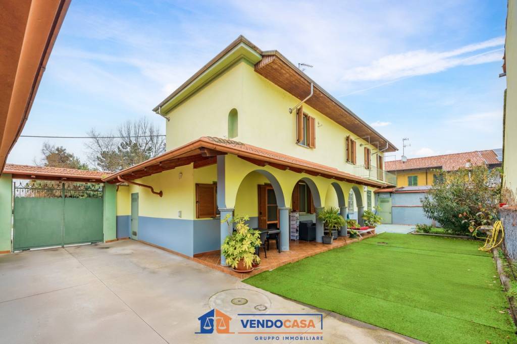 casa indipendente in vendita a Vercelli