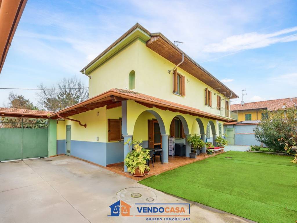 casa indipendente in vendita a Vercelli in zona Zona Belvedere