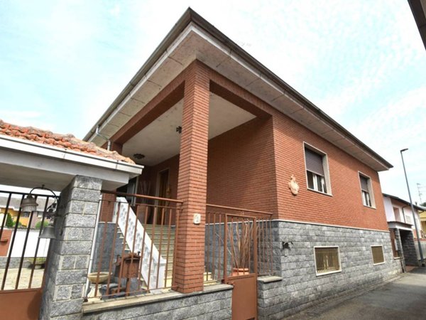 casa indipendente in vendita a Vercelli in zona Cappuccini