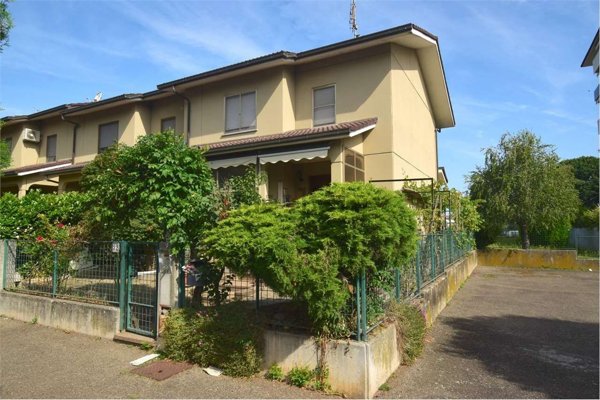 casa indipendente in vendita a Vercelli