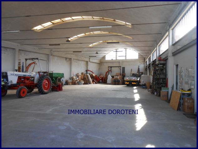 locale commerciale in vendita a Vercelli