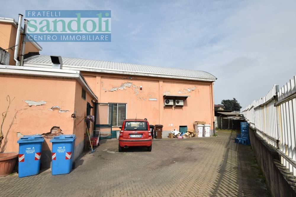 locale commerciale in vendita a Vercelli in zona Via Trino