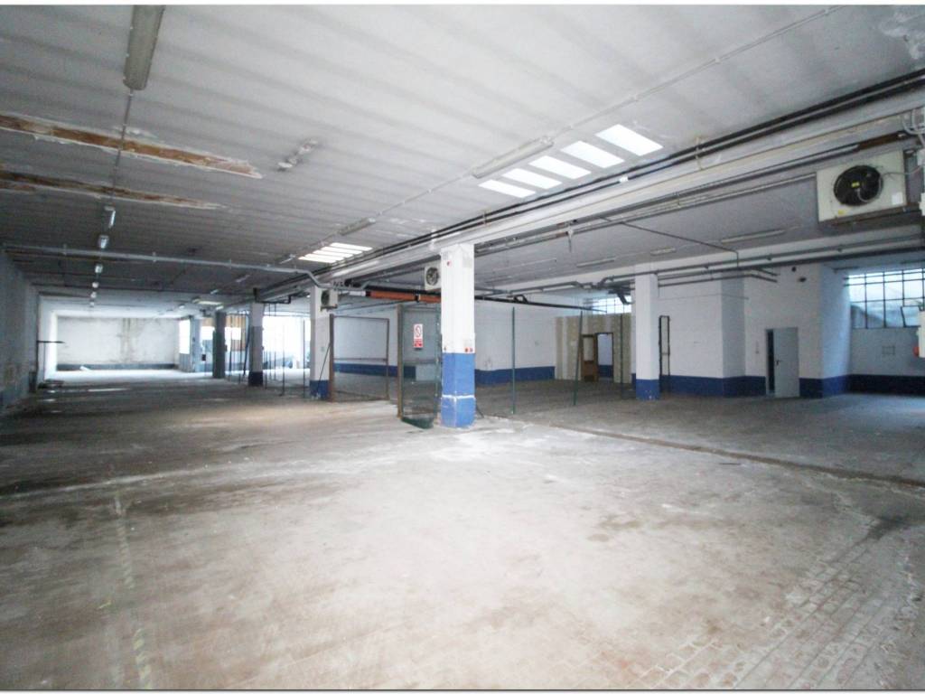 locale commerciale in vendita a Vercelli