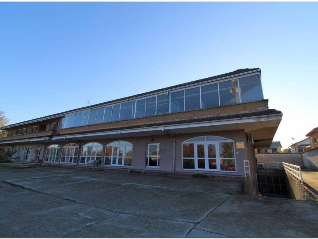 locale commerciale in vendita a Vercelli