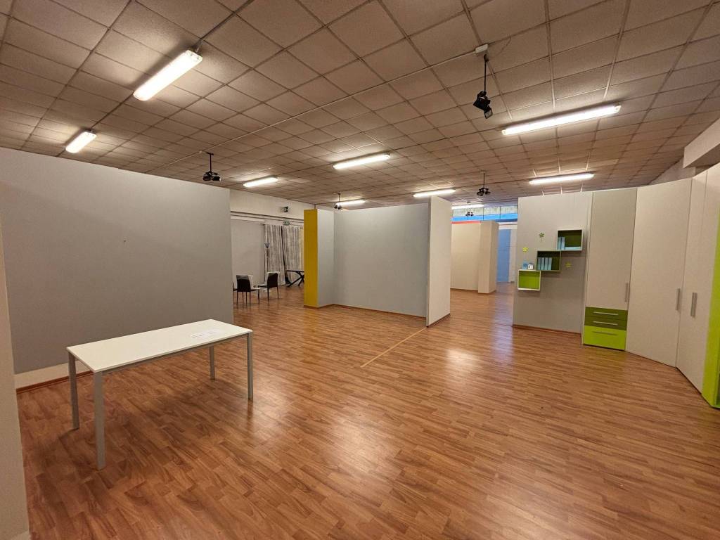 locale commerciale in vendita a Vercelli in zona Porta Torino