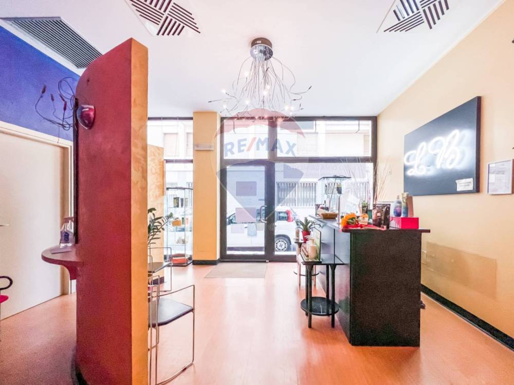 negozio in vendita a Vercelli in zona Centro Città