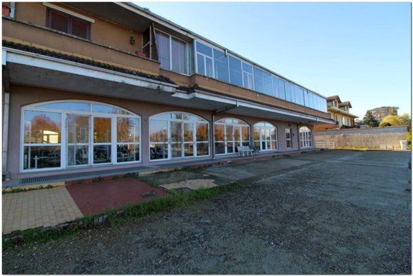 locale commerciale in vendita a Vercelli