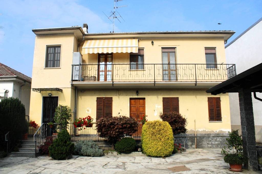 casa indipendente in vendita a Vercelli in zona Cappuccini